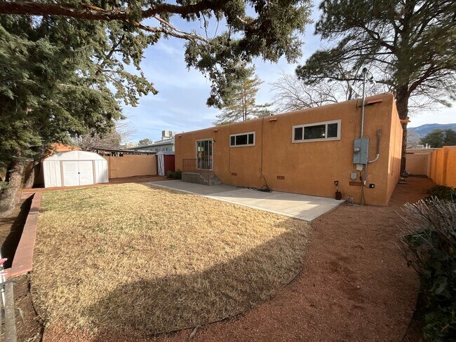 Building Photo - 4 Bedroom Single Story Home Available Near...