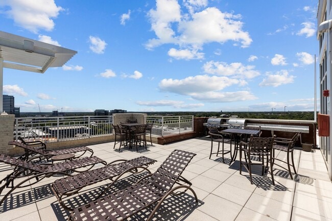 Building Photo - 400 W North St