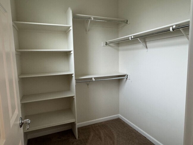 Building Photo - Corner lot Roseville property!