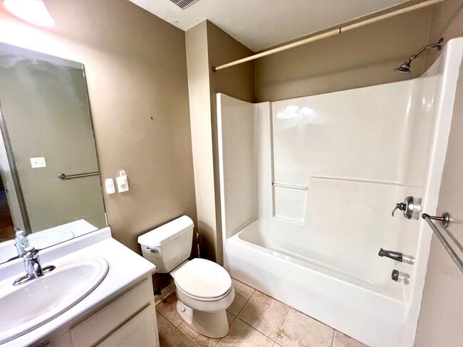 Building Photo - Beautiful Townhome - 3 bedroom 2.5 bath - Must see!