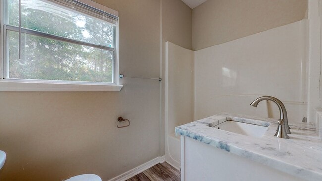 Building Photo - Beautiful 2/2 stand alone home in Santa Ro...