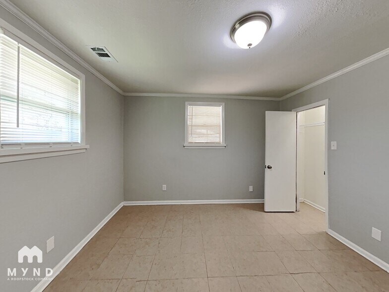Building Photo - 2611 Lake Harbin Rd