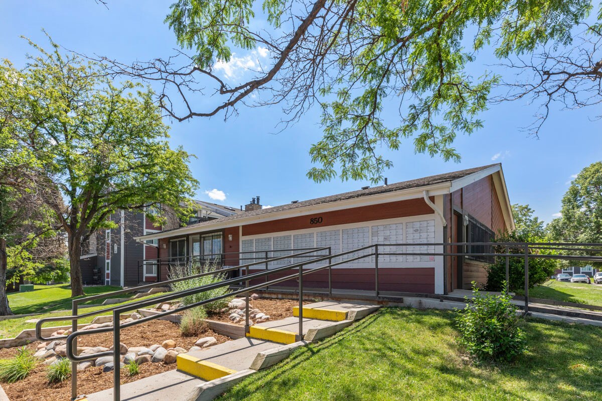 Oak Ridge Apartments Aurora