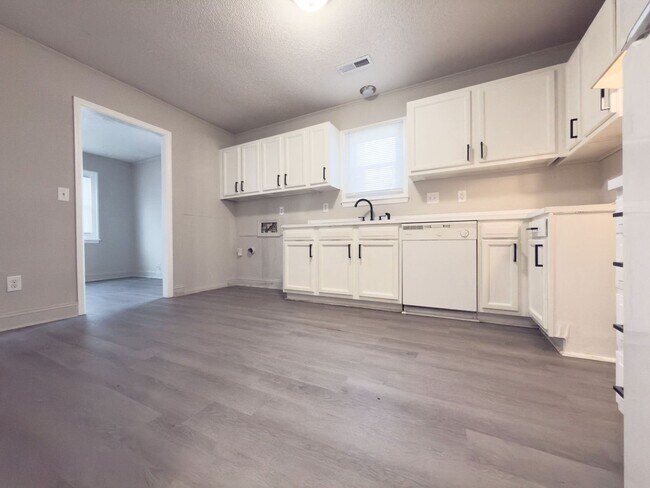 Building Photo - 836 White Oak Dr