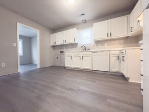Building Photo - 836 White Oak Dr