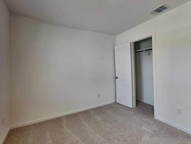 Building Photo - 3707 Longleaf Dr