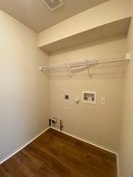 LAUNDRY ROOM - 1119 Burgess Dr