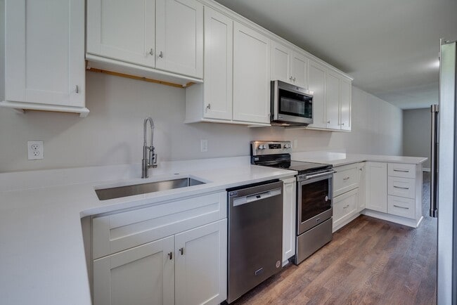 Building Photo - 405 Figuers Dr