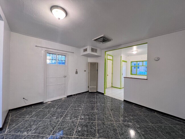 Building Photo - 3117 Cypress Ave