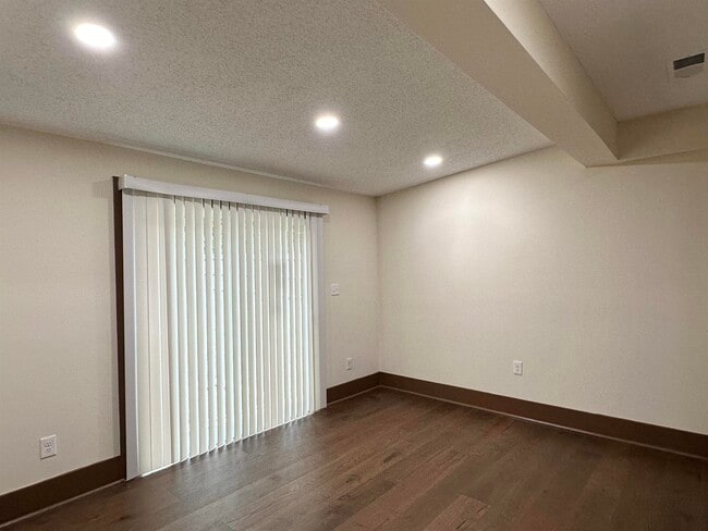 Building Photo - 492 Lundee St