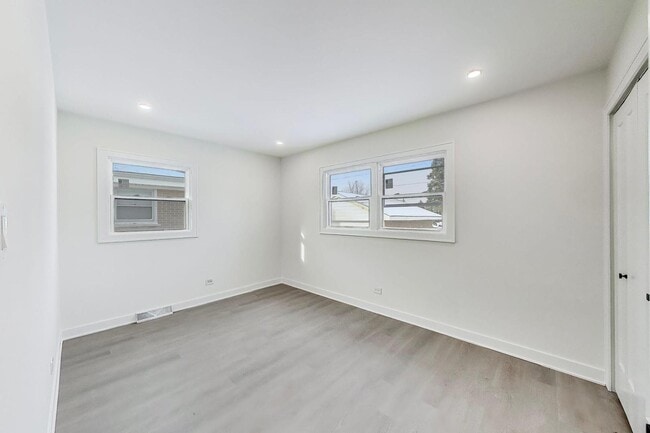 Building Photo - 5028 N Oneida Ave