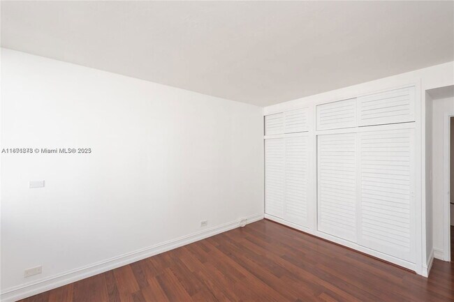 Building Photo - 1408 Brickell Bay Dr