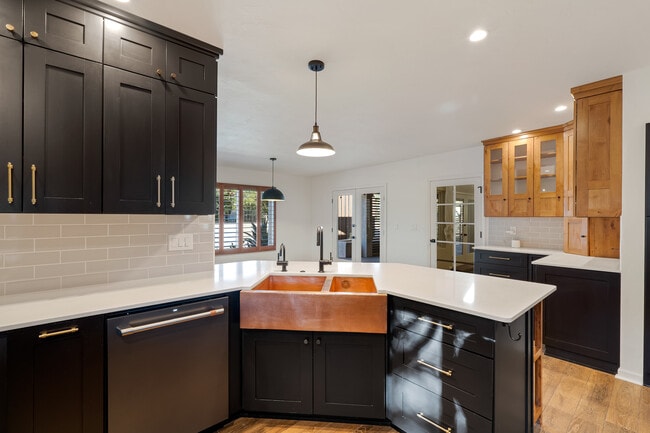 Building Photo - 2882 S Palmer Dr