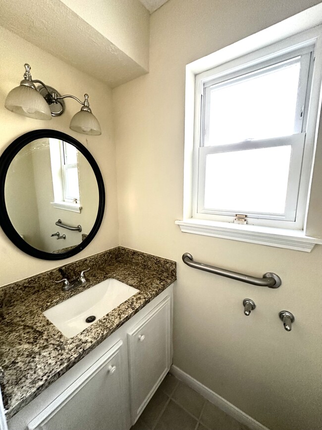 Down stairs half bathroom - 15231 Highsprings Dr