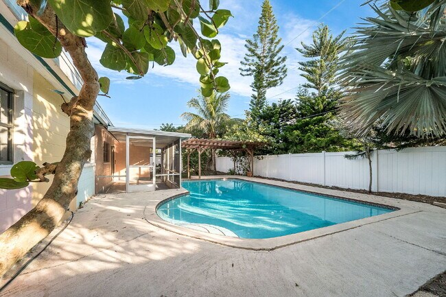 Building Photo - 5 BR/3BA pool home in Merritt Island- NO HOA!