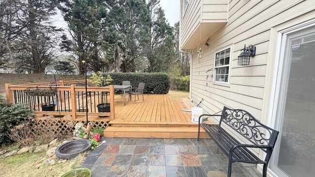 Building Photo - Beautiful backyard