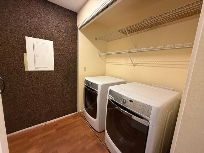 Building Photo - 2 Bed/2.5 Bath Townhome with Garage, Pool and Tennis Court