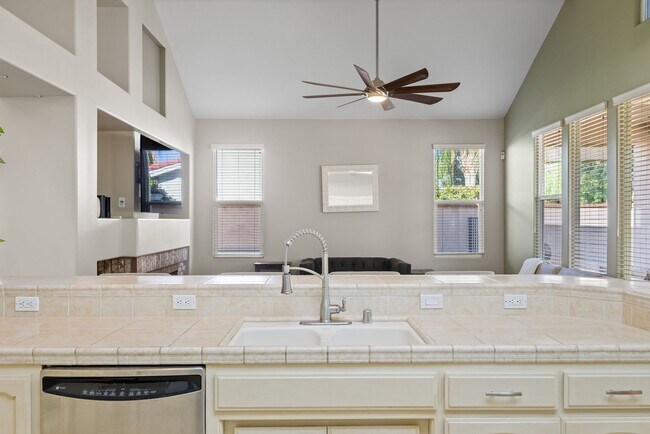 Building Photo - CLEAN 3 BEDROOM / 2 BATHROOM IN SEVEN OAK!...
