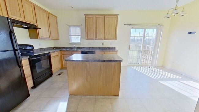 Building Photo - Spacious Townhouse