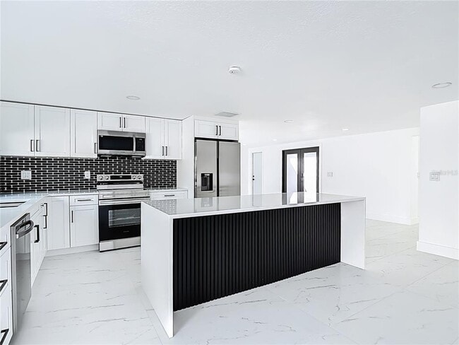 Building Photo - 9920 San Mateo Way