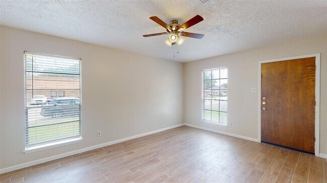 Building Photo - 815 Llano Pl