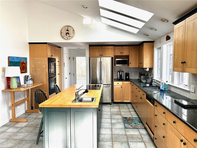 Building Photo - 123 Border Ave