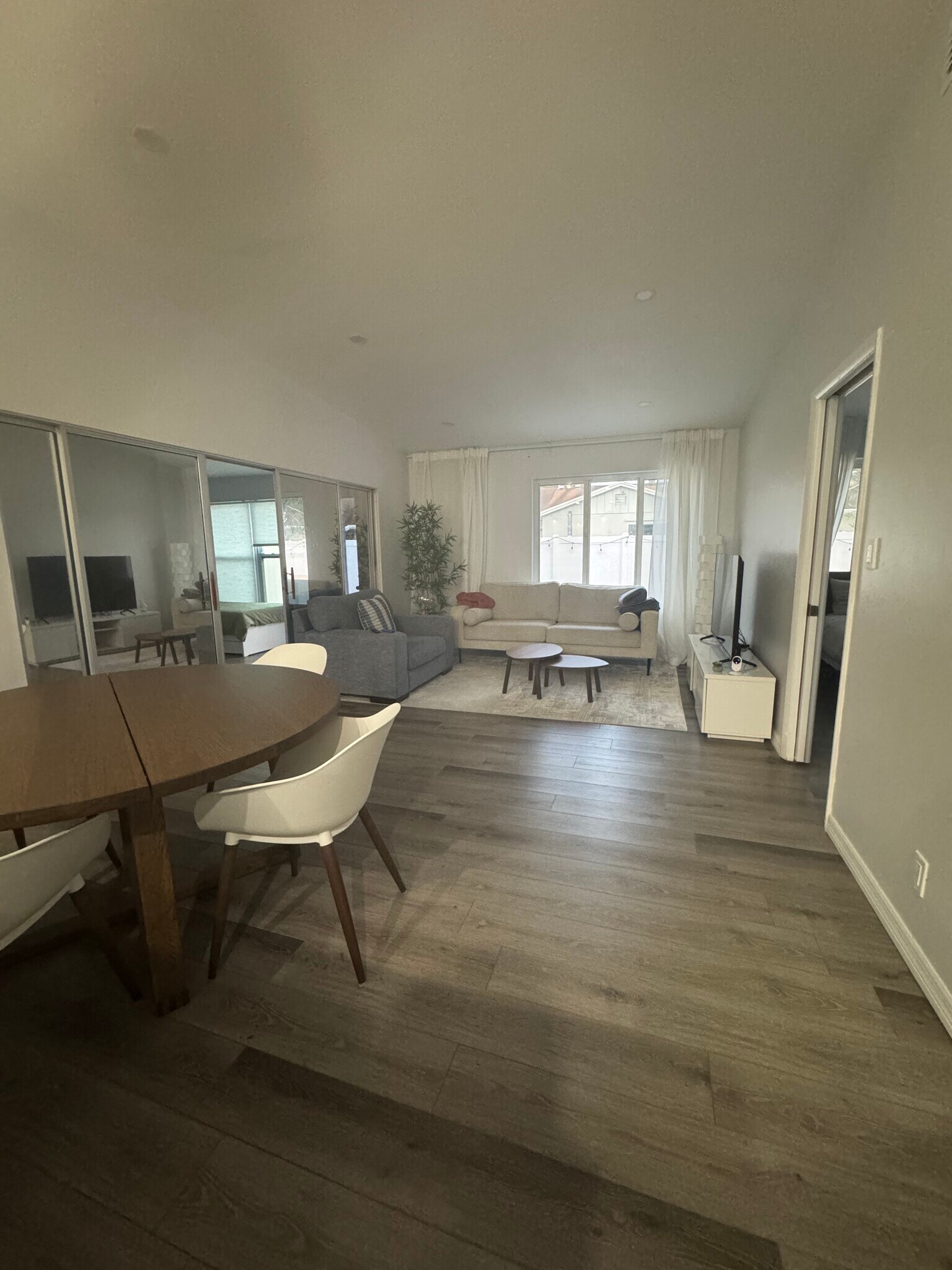 Building Photo - 5482 Lakewood Cir S