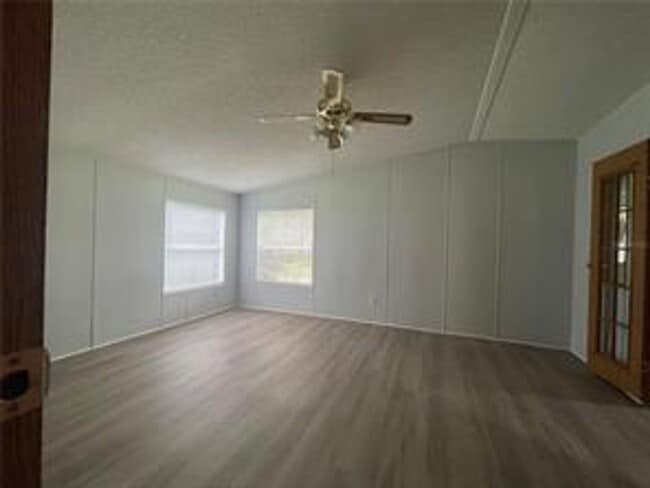 Building Photo - Country Living Charmer!!