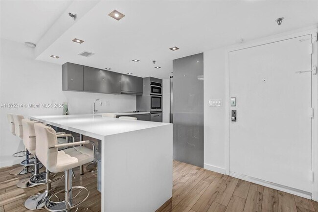 Building Photo - 2625 Collins Ave