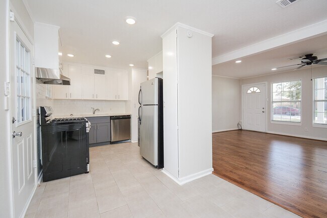 Building Photo - 5006 Libbey Dr