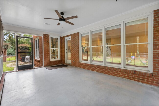 Building Photo - 101 Hollingwood Dr