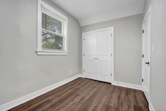Building Photo - 3040 W Medill Ave