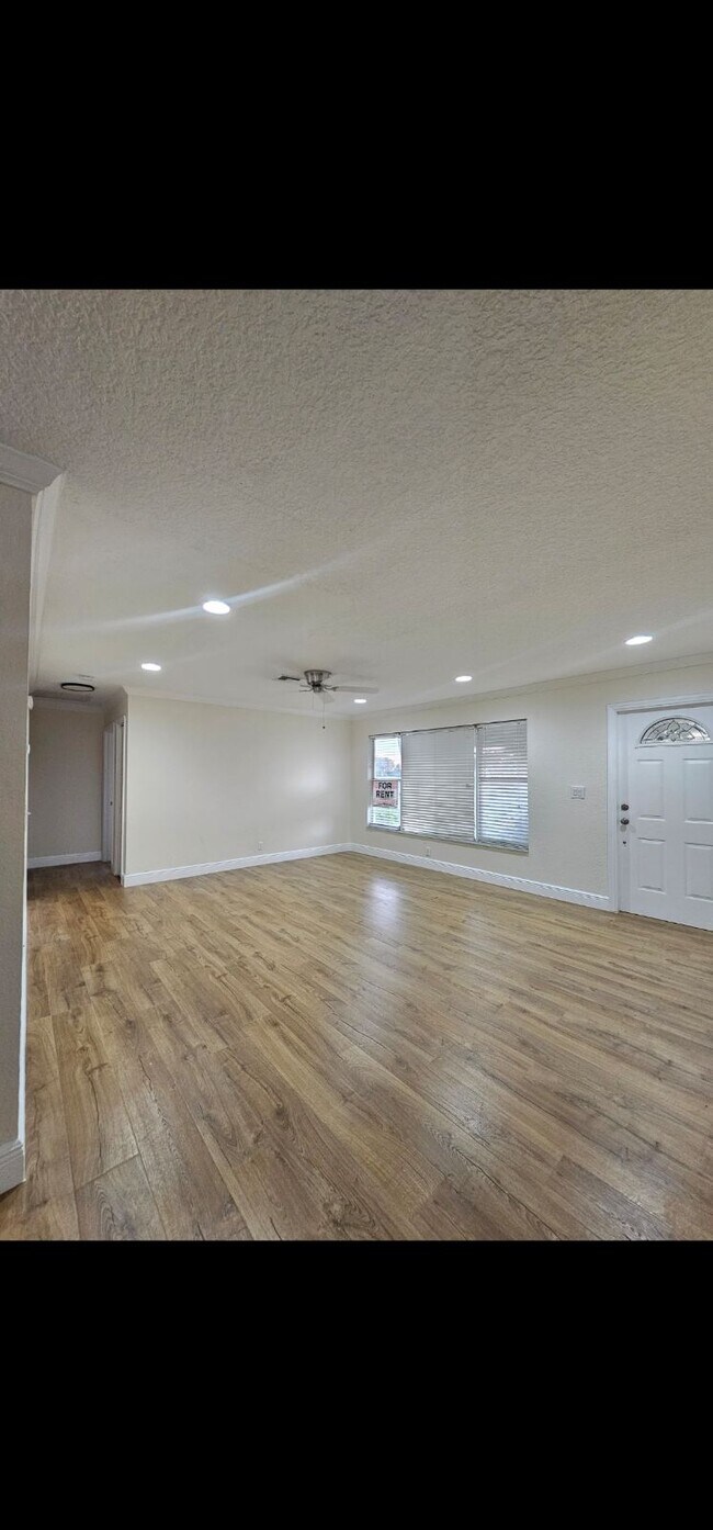 Building Photo - 1226 Rowayton Cir