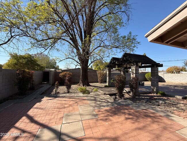 Building Photo - 2114 S La Rosa Dr