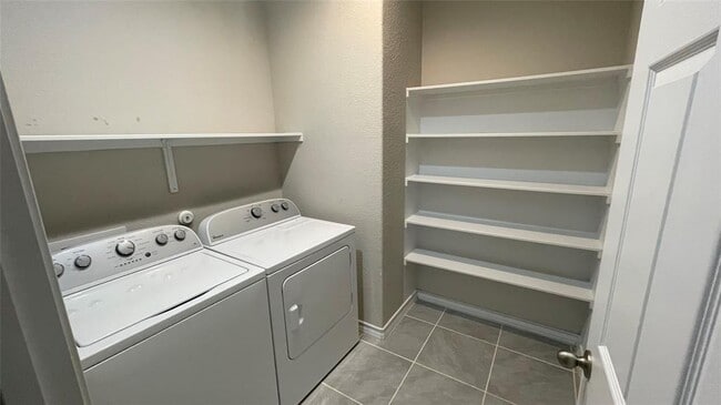 Building Photo - 147 Mary Max Cir