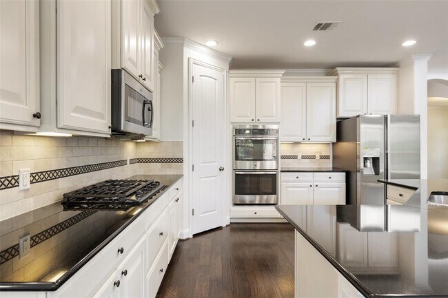Building Photo - 21909 Esmeralda Dr