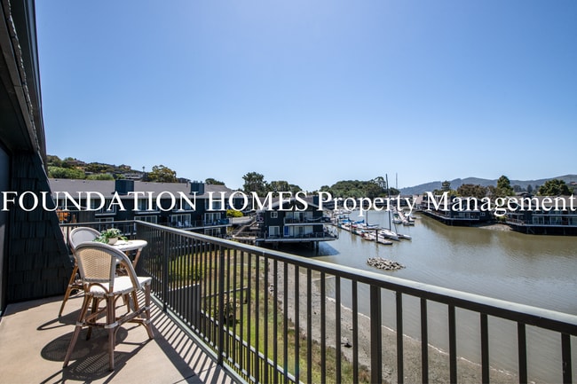 Building Photo - Top Floor 2BD/2BA Waterfront Luxury in Greenwood Cove!  Pool!  Parking!  FOUNDATION