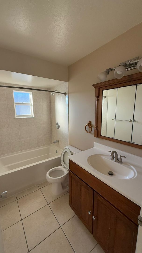 Building Photo - 2823-2825 SW Santa Barbara Pl