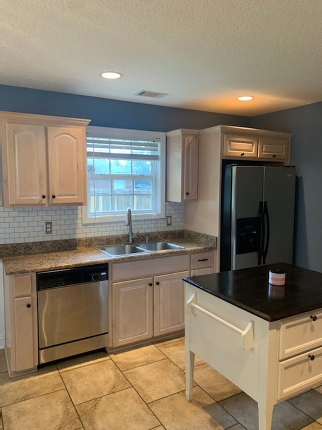 Building Photo - Stunning 3-Bedroom Home in Parish Crossing...