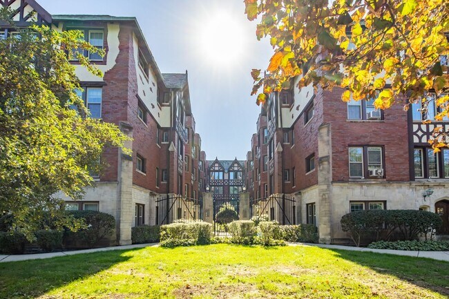 Primary Photo - Recently Renovated East Rogers Park Garden...