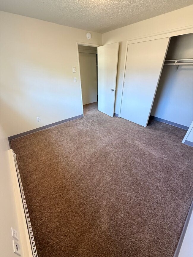 Building Photo - (473) Walnut Duplex - 2 Bedroom / 1 Bathroom