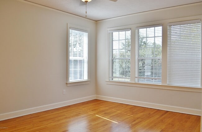 Building Photo - 2262 Myra St