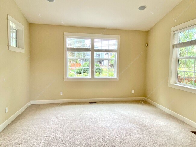 Building Photo - 3BR - 2.5 BA Charming Greenway Home in Lar...