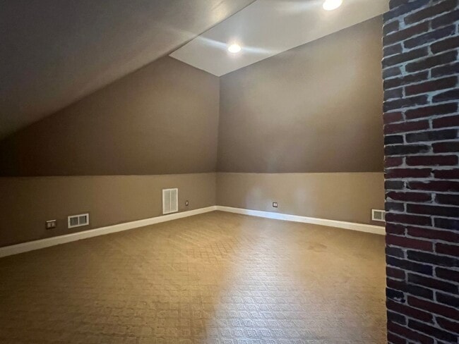 Building Photo - Great Home close to Downtown