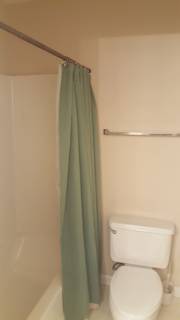 Building Photo - 3rd Floor 2 Bedroom in River Oaks