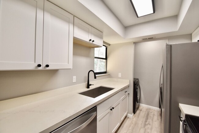 Building Photo - Remodeled 2 Bedroom 2 Bath Unit with Great Amenities! $500 off First Month Rent!