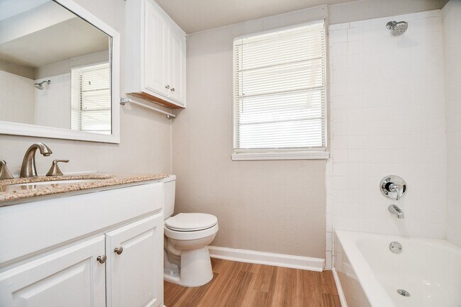 Building Photo - 919 Forest Oaks Dr