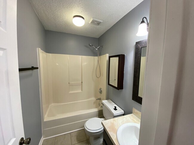 Building Photo - Great, 3-bed / 2 full bath location off th...