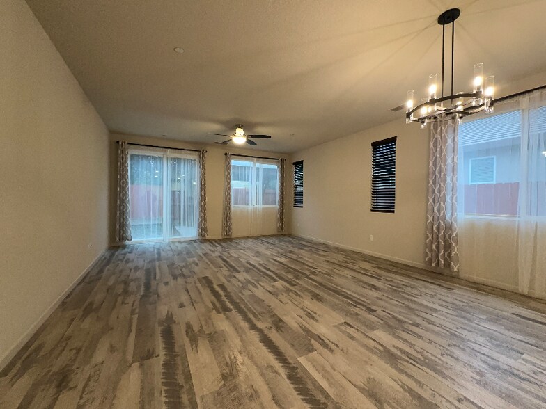 Building Photo - 2375 Creekview Dr