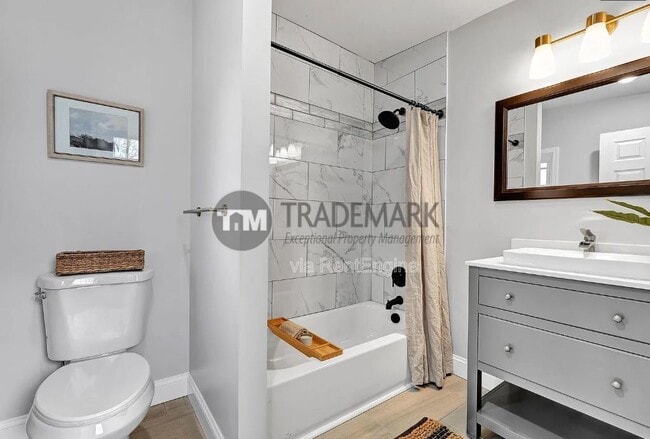 Building Photo - 758 Manor St